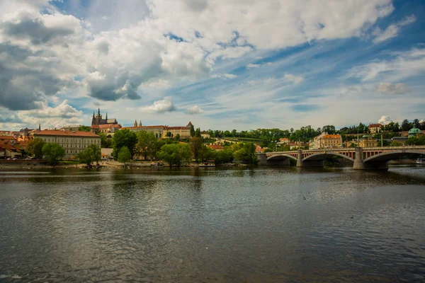 Karholčičko most, Praha, Česká republika: krásný výhled na Karlův most. Tento most je nejstarší ve městě a velmi populární turistická atrakce — Stock fotografie