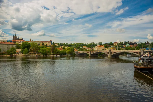 Praga, República Checa: bela paisagem com vista para a famosa ponte Charles e rio Vltava — Fotografia de Stock