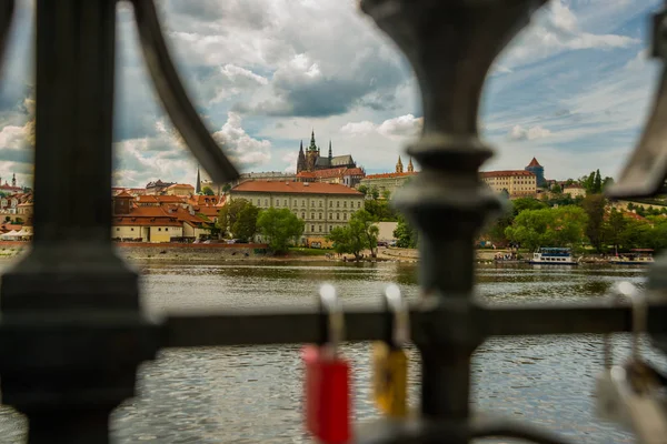 Prague, Czech Republic. Hradcany is the Praha Castle with churches, chapels, halls and towers from every period of its history. — Stock Photo, Image