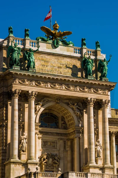 Bécs, Ausztria: Hofburg palota és panoráma tér, emberek sétálva és Fiaker Bécsben, Ausztriában — Stock Fotó