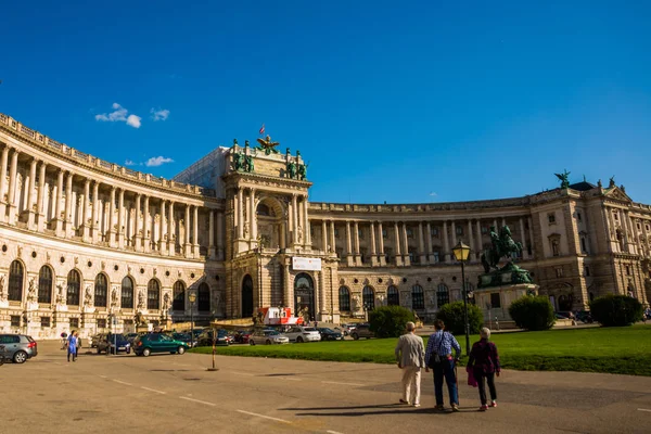 Bécs, Ausztria: Hofburg palota és panoráma tér, emberek sétálva és Fiaker Bécsben, Ausztriában — Stock Fotó