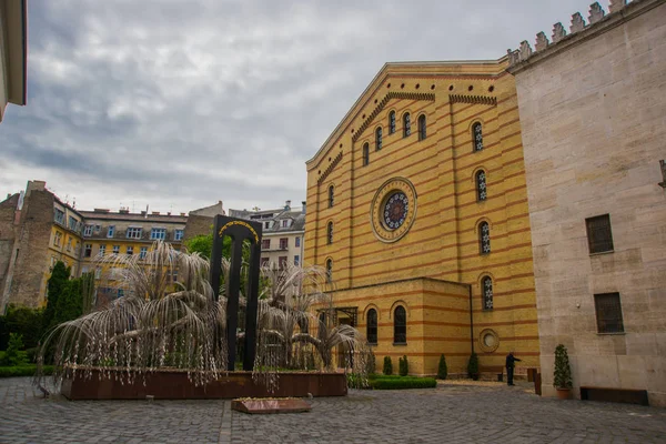 BUDAPEST, HUNGRÍA: Fuente. La sinagoga de la calle Dohany, también conocida como la Gran Sinagoga, es un edificio histórico en Budapest. — Foto de Stock