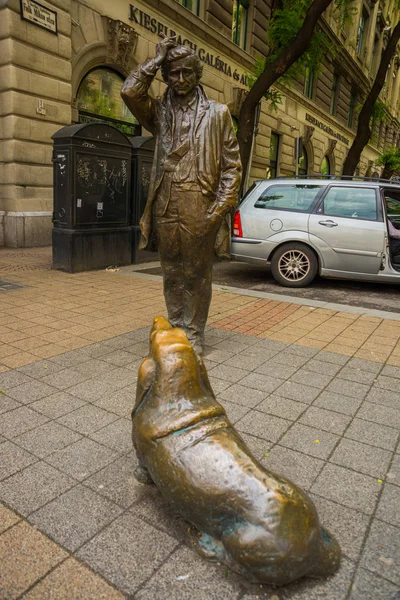 Budapešť, Maďarsko: památník poručíkovi Kolombu a psovi. Socha slavného herce seriálu. — Stock fotografie