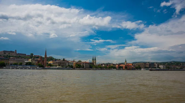 Budapest, Hungría: Iglesia de San Matías, Bastión de Pescadores, Iglesia Calvinista vista de la orilla del Danubio —  Fotos de Stock