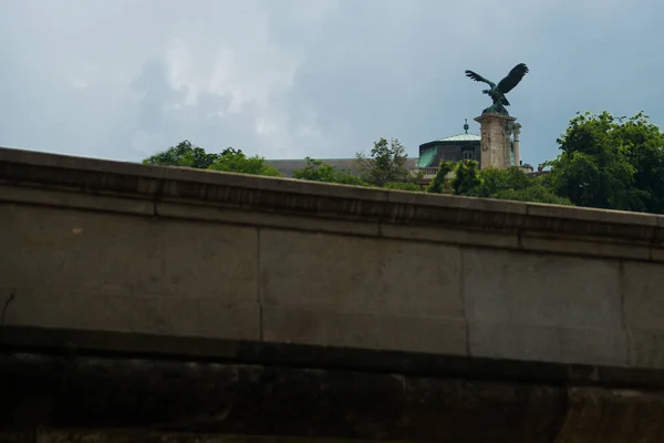 La statue en bronze de l'oiseau mythologique Turul à la porte du Palais Royal à Budapest, Hongrie, Europe de l'Est . — Photo