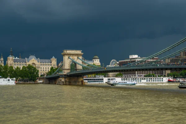 Magnifico Ponte delle Catene nella bellissima Budapest. Szechenyi Lanchid è un ponte sospeso che attraversa il fiume Danubio tra Buda e Pest, nella capitale dell'Ungheria . — Foto Stock