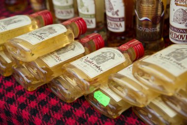 İçecekler pazarda satılmaktadır. Şişeler mağazada sergileniyor. Prag, Çek Cumhuriyeti