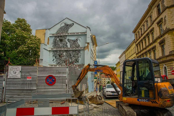 Prag, Tschechische Republik: Reparatur der Straße, des Gebäudes mit schönem Muster an der Fassade — Stockfoto