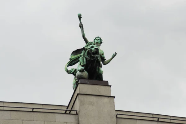 Prag, Tschechische Republik: Gebäude mit einer Statue auf dem Dach des Platzes der Republik. Schönes Gebäude im historischen Zentrum — Stockfoto