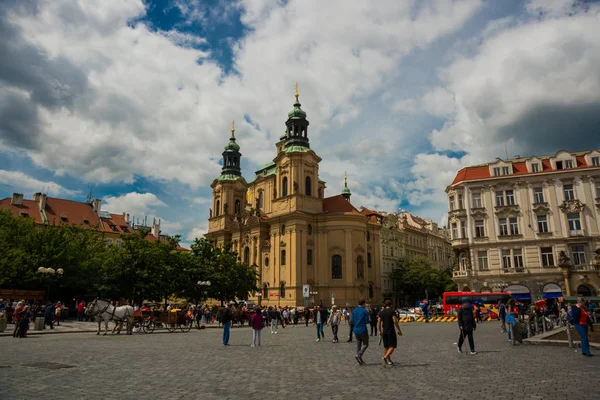 Praga, República Checa: Iglesia de San Nicolás en la Plaza de la Ciudad Vieja — Foto de Stock