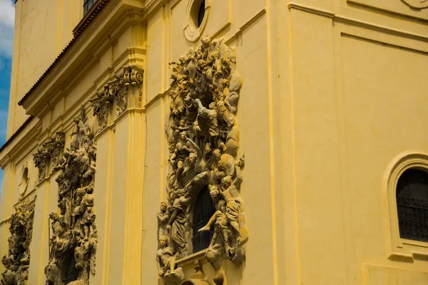 Escultura de relevo na fachada da Igreja de São Tiago O Maior com mosteiro minorita na Cidade Velha de Praga, República Checa — Fotografia de Stock