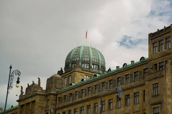 Prága, Cseh Köztársaság: a Cseh Köztársaság építésügyi és kereskedelmi Minisztériumának kupolája Cseh zászlóval és szobrokkal — Stock Fotó