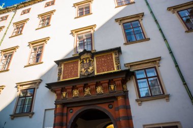 Viyana, Avusturya: Hofburg sarayı ve panoramik kare manzarası, Viyana, Avusturya'da beyaz atlarla yürüyen ve nişanlı insanlar