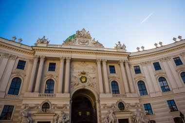 Viyana, Avusturya: Hofburg sarayı ve panoramik kare manzarası, Viyana, Avusturya'da beyaz atlarla yürüyen ve nişanlı insanlar