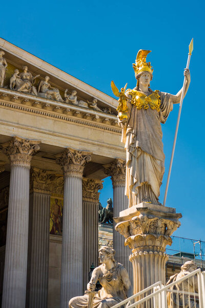 Памятник Паллас-Афина перед зданием парламента в Вене, Австрия
