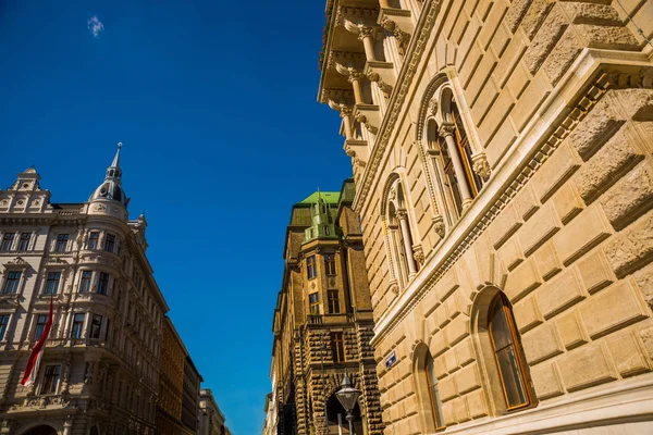 Vídeň, Rakousko: krásná ulice ve městě v klasické architektuře budovy — Stock fotografie