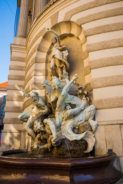 Viena, Austria: Palacio de Hofburg y una fuente con una escultura . — Foto de Stock