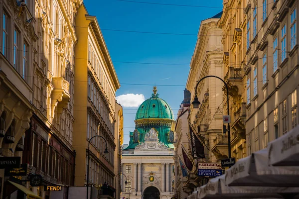 Vídeň, Rakousko: palác Hofburg a panoramatický čtvercový výhled, lidé chodící a fiakera s bílými koňmi ve Vídni, Rakousko — Stock fotografie