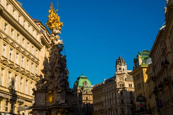 VIENNA, AUSTRIA: colonna commemorativa della peste Pestsaule e turisti in Graben street Vienna. Il Graben è una delle strade più famose di Vienna primo quartiere, il centro della città . — Foto Stock