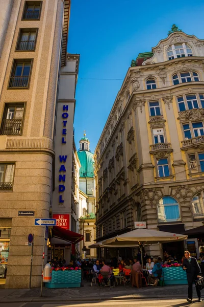 Vienna, Austria: Beautiful Street in the city in the classical style architecture of the building — Stock Photo, Image