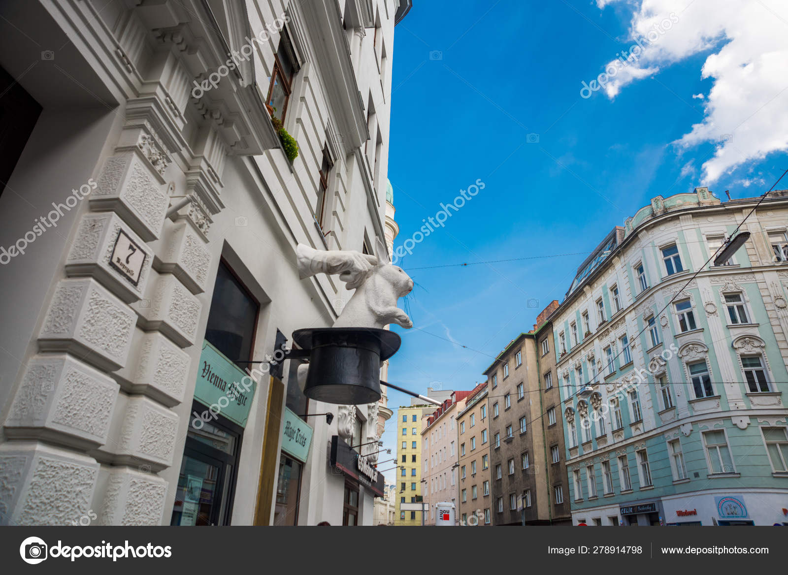 Wien Osterreich Eine Ungewohnliche Skulptur Auf Dem Haus Die