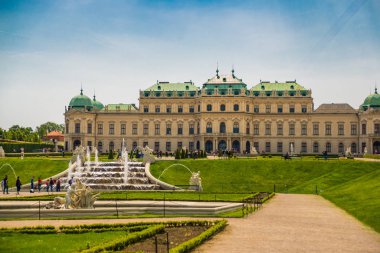 Viyana, Avusturya. Çeşmede yansıması olan Belvedere Sarayı 'nın yukarısında..