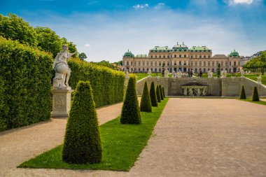 Viyana, Avusturya. Çeşmede yansıması olan Belvedere Sarayı 'nın yukarısında..