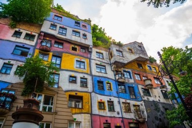 Viyana, Avusturya Hundertwasser evin görünümü. Hundertwasserhaus daire ünlü cazibe olduğunu