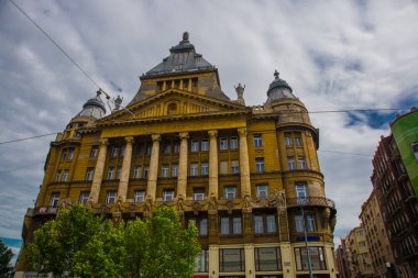 Budapeşte, Macaristan: Eski şehirde güzel bir bina. Gökyüzüne karşı cephe parçası.