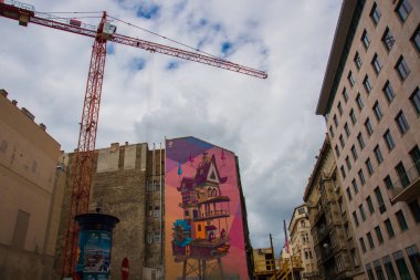 Budapeşte, Macaristan: Eski şehirde güzel bir bina. Gökyüzüne karşı cephe parçası.