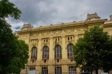 Budapeşte, Macaristan: Eski şehirde güzel bir bina. Gökyüzüne karşı cephe parçası.