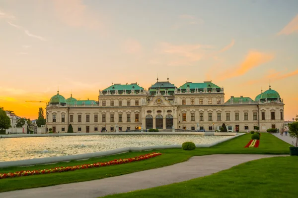 美丽的景色的著名城堡丽城，由约翰 · 卢克斯 · 冯 · 布兰特作为夏宫的王子尤金的萨沃伊，在维也纳，奥地利 — 图库照片