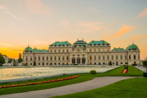 Прекрасний вид на знаменитий schloss Бельведер, побудований Йоганн Лукас фон Хільдебранд як літня резиденція для принца Євгенія Савойського у Відні, Австрія — стокове фото