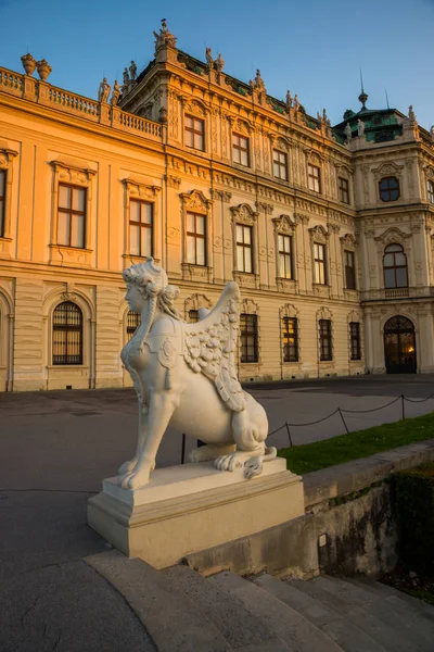 Vacker utsikt över berömda schloss belvedere, byggd av johann lukas von hildebrandt som sommarbostad för Eugen av Savojen, Wien, Österrike — Stockfoto