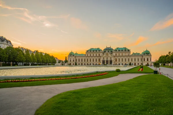 Bela vista do famoso Schloss Belvedere, construído por Johann Lukas von Hildebrandt como residência de verão para o príncipe Eugênio de Saboia, em Viena, Áustria — Fotografia de Stock