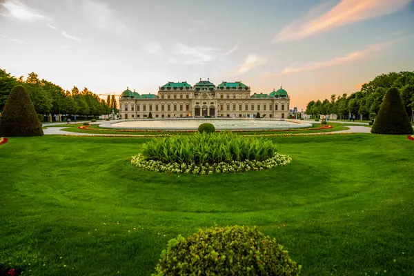 Прекрасний вид на знаменитий schloss Бельведер, побудований Йоганн Лукас фон Хільдебранд як літня резиденція для принца Євгенія Савойського у Відні, Австрія — стокове фото