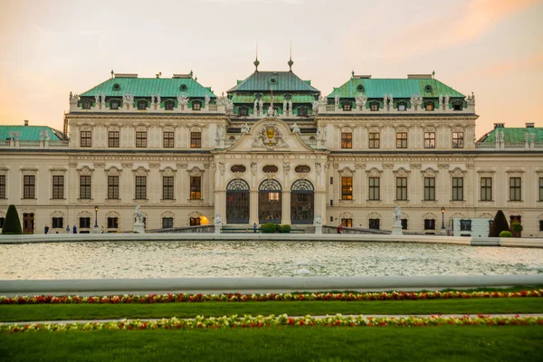 Прекрасний вид на знаменитий schloss Бельведер, побудований Йоганн Лукас фон Хільдебранд як літня резиденція для принца Євгенія Савойського у Відні, Австрія — стокове фото