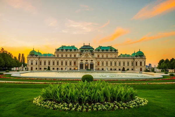 Belle vue sur le célèbre Schloss Belvedere, construit par Johann Lukas von Hildebrandt comme résidence d'été pour le prince Eugène de Savoie, à Vienne, Autriche — Photo