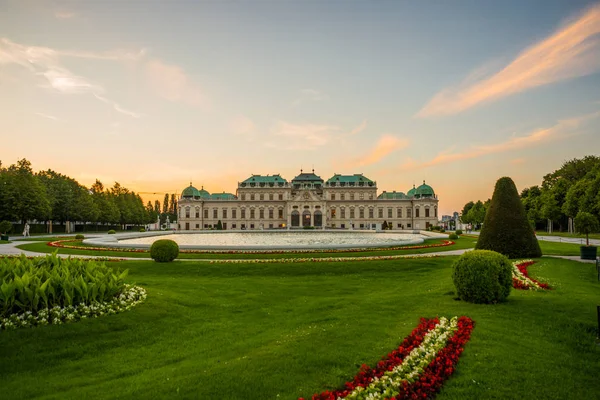 Bela vista do famoso Schloss Belvedere, construído por Johann Lukas von Hildebrandt como residência de verão para o príncipe Eugênio de Saboia, em Viena, Áustria — Fotografia de Stock