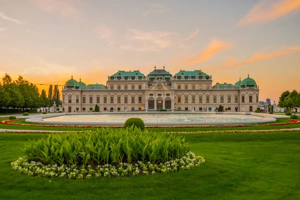 Прекрасний вид на знаменитий schloss Бельведер, побудований Йоганн Лукас фон Хільдебранд як літня резиденція для принца Євгенія Савойського у Відні, Австрія — стокове фото