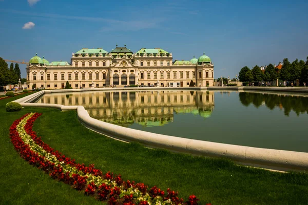 Viena, Áustria: Um palácio barroco Belvedere é um complexo histórico em Viena, composto por dois palácios barrocos com um belo jardim entre eles . — Fotografia de Stock