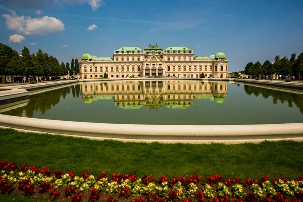 Відень, Австрія: Палац бароко Бельведер-це історичний Будівельний комплекс у Відні, що складається з двох палацових палаців з красивим садом між ними. — стокове фото