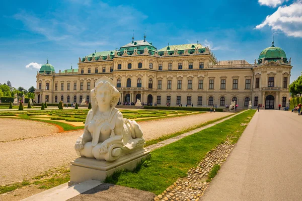 Viena, Áustria: Um palácio barroco Belvedere é um complexo histórico em Viena, composto por dois palácios barrocos com um belo jardim entre eles . — Fotografia de Stock