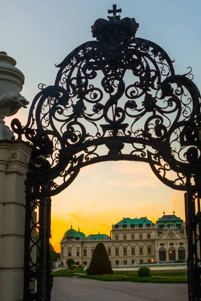 奥地利维也纳：维也纳美丽的宫殿和公园合奏团的入口。贝尔维迪尔宫附近的公园. — 图库照片