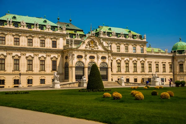 Вена, Австрия: Дворец в стиле барокко Belvedere - исторический комплекс зданий в Вене, состоящий из двух барочных дворцов с красивым садом между ними . — стоковое фото