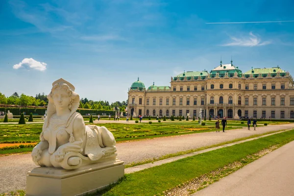 Вена, Австрия: Дворец в стиле барокко Belvedere - исторический комплекс зданий в Вене, состоящий из двух барочных дворцов с красивым садом между ними . — стоковое фото