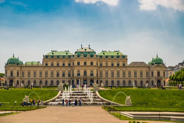 奥地利维也纳。上Belvedere宫，水泉中倒影. — 图库照片