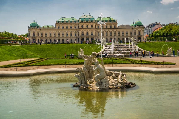 Bécs, Ausztria. Felső Belvedere palota tükröződéssel a szökőkútban. — Stock Fotó