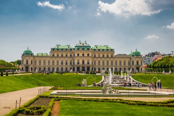Вена, Австрия. Верхний Бельведерский дворец с отражением в фонтане . — стоковое фото