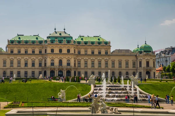 Wiedeń, Austria. Górny Belweder Pałac z odbiciem w fontannie. — Zdjęcie stockowe